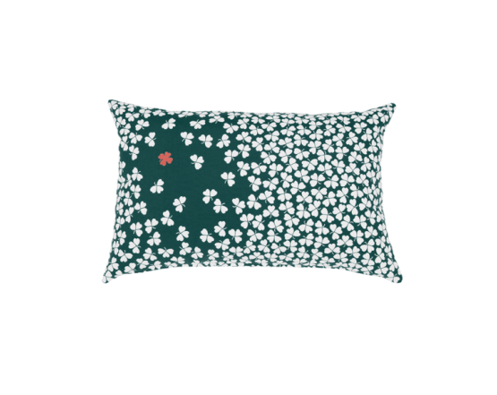 Подушка Trefle Cushion 68x44 Cedar Green: фото - магазин CANVAS outdoor furniture. Подушка Trefle Cushion 68x44 Cedar Green: фото - магазин CANVAS outdoor furniture.