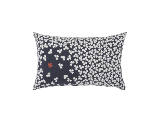 Подушка Trefle Cushion 68x44 Deep Blue: фото - магазин CANVAS outdoor furniture. Подушка Trefle Cushion 68x44 Deep Blue: фото - магазин CANVAS outdoor furniture.