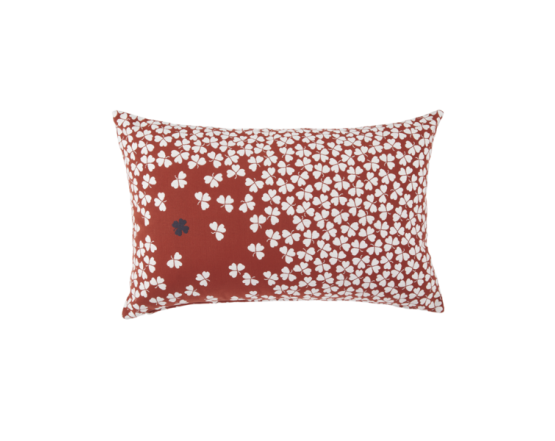 Подушка Trefle Cushion 68x44 Red Ochre: фото - магазин CANVAS outdoor furniture. Подушка Trefle Cushion 68x44 Red Ochre: фото - магазин CANVAS outdoor furniture.